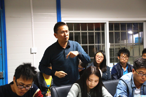 拧紧思想“总开关”——公司党委书记倪灿华到昭通棚改项目部为项目一线职工上党课