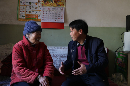 公司领导春节前走访慰问离退休老干部及家属