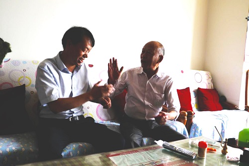 公司两节前看望离退休老干部