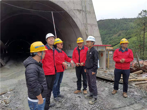 公司领导到香丽高速公路六工区调研并讲党课