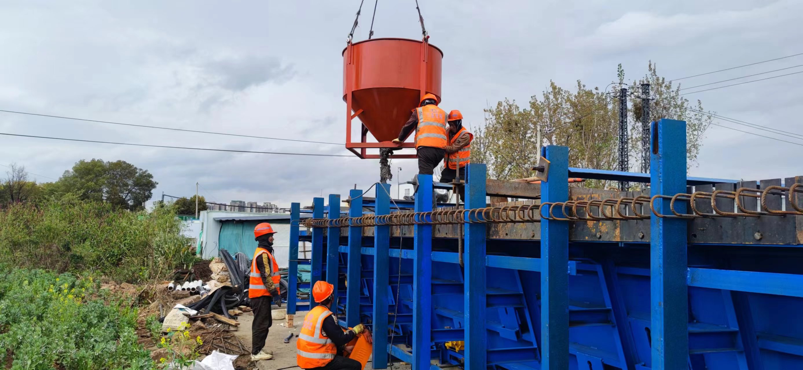 【项目动态】官渡区虾坝河下段综合整治工程项目首片箱梁顺利浇筑